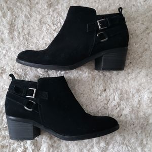 Black heeled suede booties 🖤